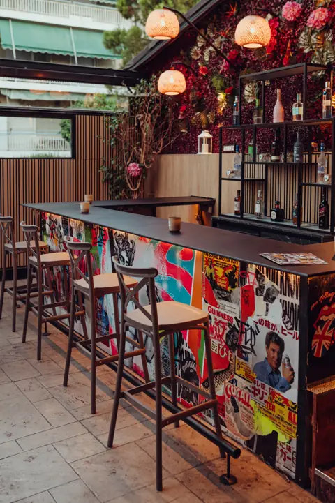 Το bar στον κήπο
